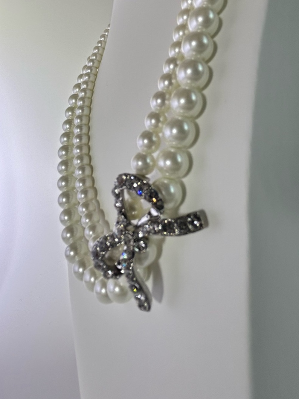 Classic Pearl Bow Pendant and White Pearls Necklace - Picture 7 of 8
